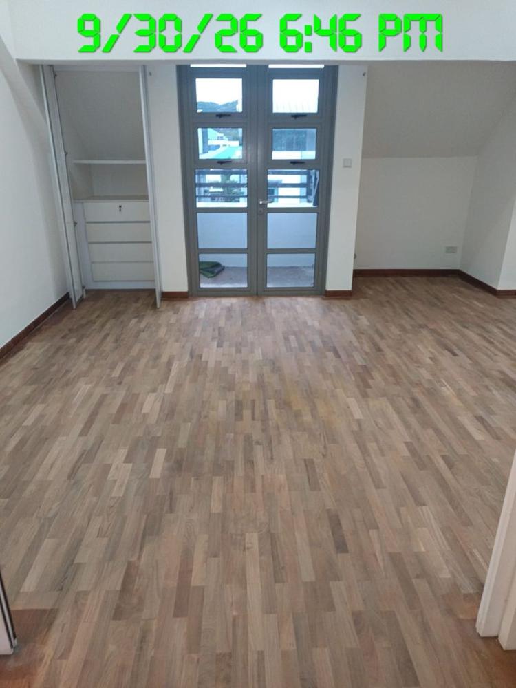 Large bedroom with sanded finger parquet