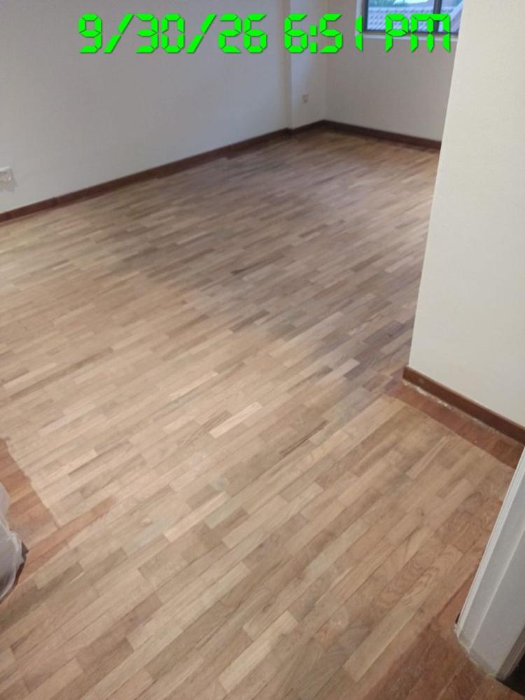 Even colour across sanded finger parquet