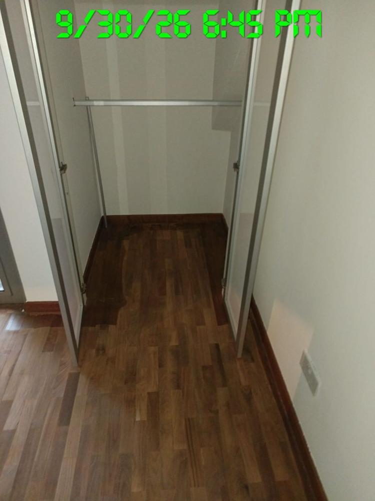 Wardrobe floor with varnished finger parquet