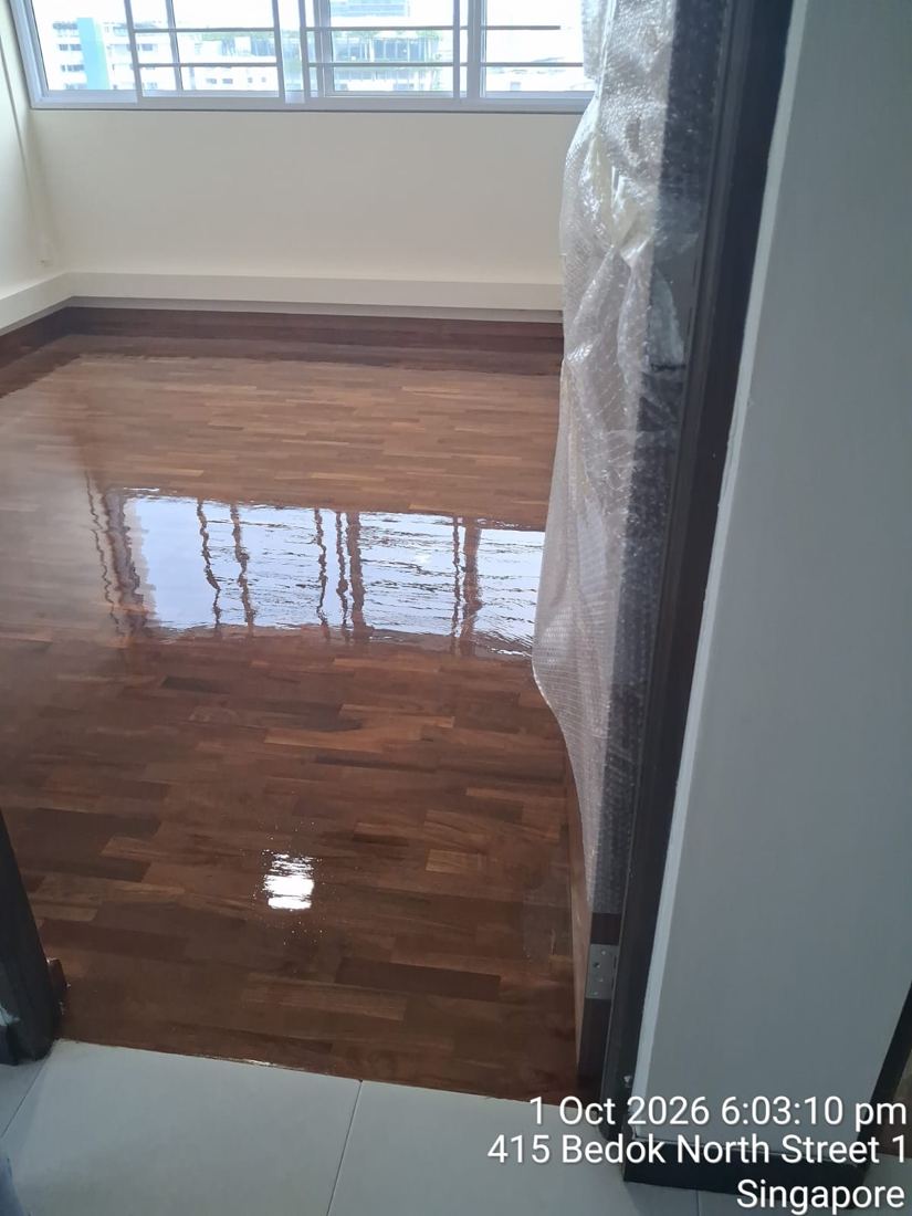 Bedroom parquet reflecting the window after varnishing