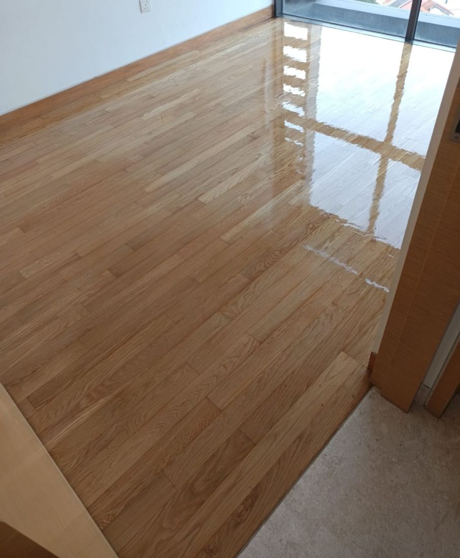 Bedroom oak parquet after varnishing