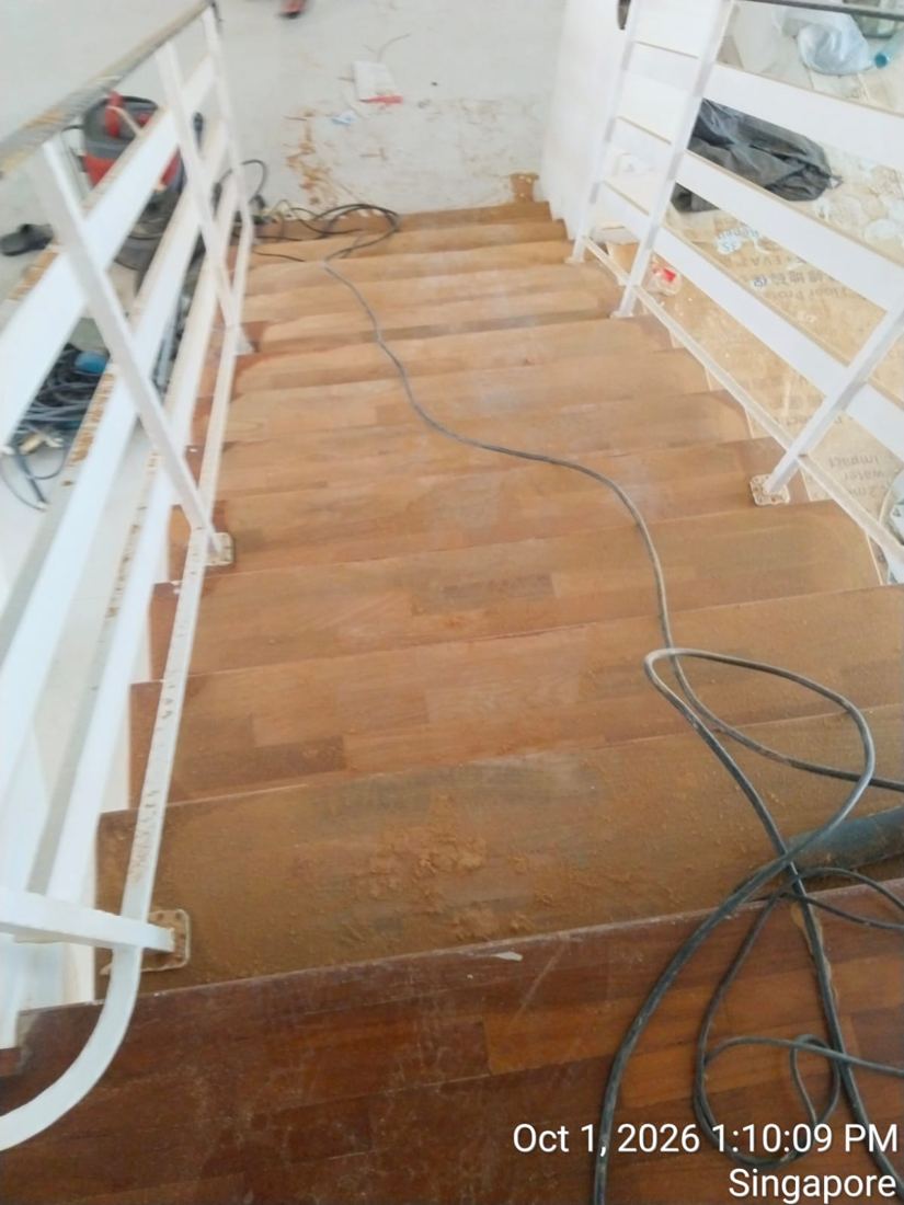 Timber landing during sanding with dust extraction